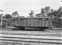 167508 Afbeelding van de gesloten goederenwagen nr. NS 32709 (type CHRP) van de N.S. op het emplacement te Maarn.